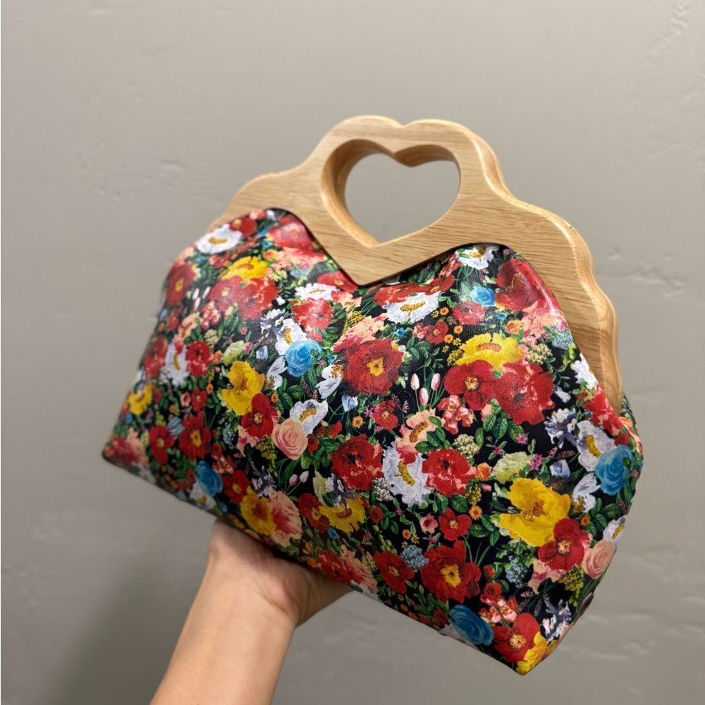 Large Genuine Leather Floral Printed with Chic Heart Shaped Wooden Frame Bag - Picture 9 of 12